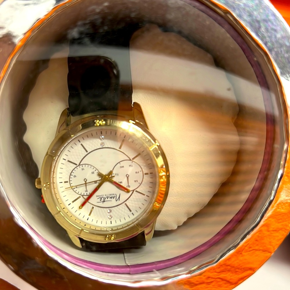 nanette arm clock